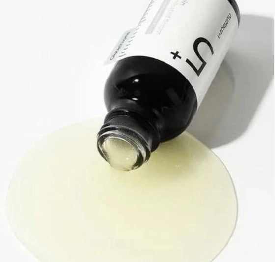 A spill of the Numbuzin No.5 Vitamin Concentrated Serum showcasing its lightweight texture, ideal for a skin-perfecting routine.